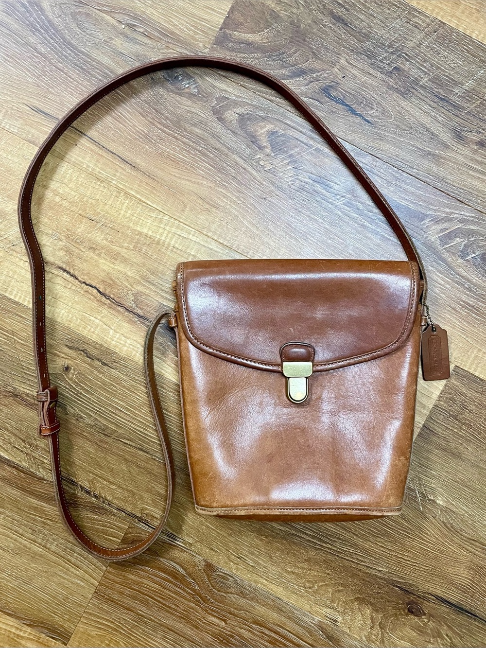 Vintage Coach cognac brown crossbody